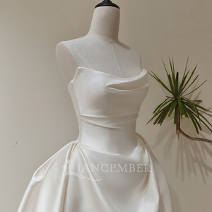 Robe de mariée sirène/trompette moderne et minimaliste LY110 en dentelle ivoire avec appliques florales en cristal et volants, coupe échancrée, pour cérémonies à la chapelle - Product Image 4