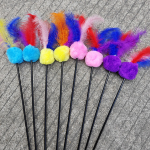 Bâton à plumes pour chat avec pompon, 65 cm de long, en plastique avec clochettes pour jeu interactif avec les animaux de compagnie - Product Image 2