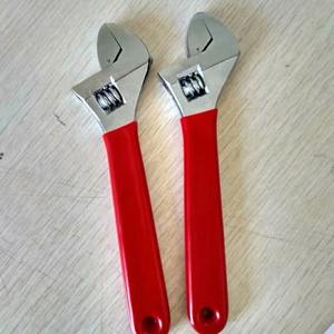 Llave Inglesa Ajustable de 10 Pulgadas con Mordaza Dentada, Estilo Europeo, Medidas Imperiales, Mango Rojo, Herramienta Forjada y Recubierta - Product Image 1