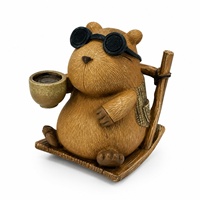 Figurine en résine Capybara rustique avec finition texturée marron, lunettes de soleil et canne à pêche pour la décoration de bureau et de table à la maison