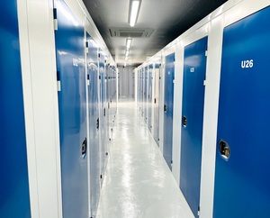 Unités <span class=keywords><strong>d</strong></span>'entreposage en libre-service à usage commercial dans <span class=keywords><strong>un</strong></span> entrepôt en acier de conception moderne en vente Unité <span class=keywords><strong>d</strong></span>'entreposage en excellent état à bas <span class=keywords><strong>prix</strong></span> en vente - Product Image 6