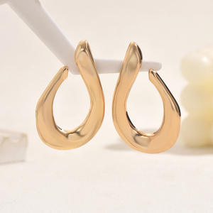Boucles d'oreilles en forme de U torsadées avec découpe de personnalité délicate pour accessoires pour femmes - Product Image 1