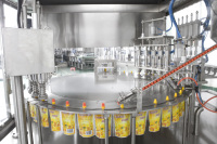 Machine automatique de remplissage et de bouchage de sachets à bec verseur pour sauce soja