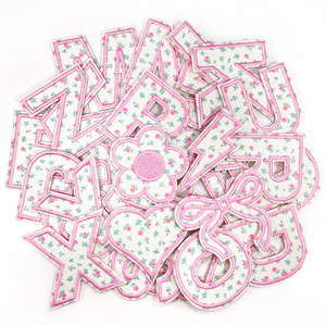Bel modello di fiore rosa blu A-Z <span class=keywords><strong>disegno</strong></span> <span class=keywords><strong>alfabeto</strong></span> ferro su lettera ricamata Patch Applique per abbigliamento per bambini - Product Image 1