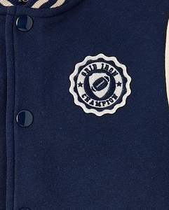 Chaqueta de Béisbol Varsity de Cuero Unisex Personalizada con Logotipo, Chaqueta de Invierno con Parches de Felpa, Mangas en Contraste, Botones a Presión, Estilo Letterman Escolar - Product Image 3