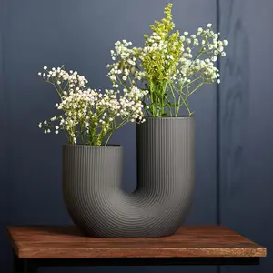Ornements décoratifs pour la maison minimalistes Vases à fleurs noires pour la décoration intérieure Vase en céramique noire en forme de U avec texture côtelée