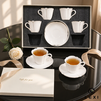 Ensemble de tasses à thé et soucoupes en porcelaine blanche à cannelures, bordure dorée, bord festonné en forme de pétale, dans un coffret cadeau pour la maison ou un cadeau de mariage