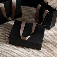 Sacs cadeaux en papier faits main de créateur avec poignée en ruban, sacs de shopping personnalisés haut de gamme avec logo pour les magasins de vêtements