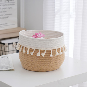 Panier de rangement en corde de coton tissé à la main, rond, jaune et blanc, grande capacité, organisateur de vêtements avec pompons pour la maison - Product Image 3