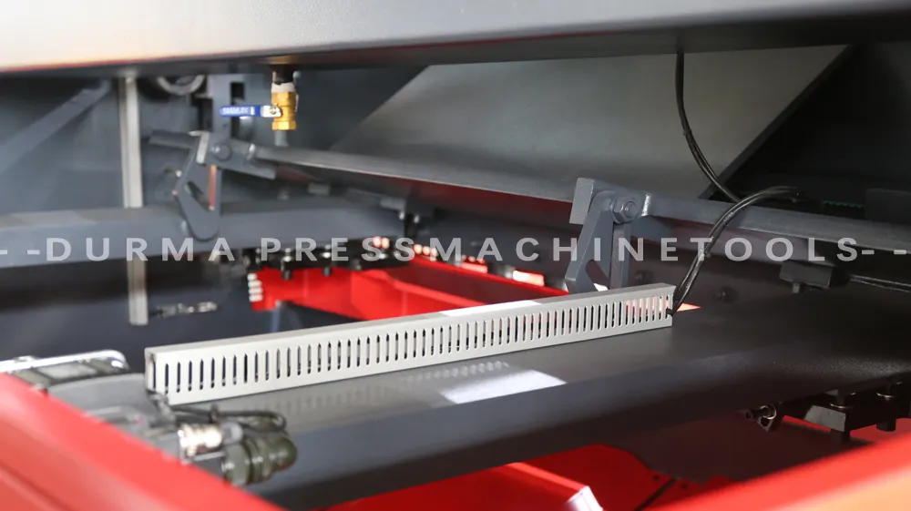 QC11K 12 * 4000 มม. CNC ตัดเครื่องตัด CNC ขนาดเล็กพร้อมระบบ DELEM DAC360T สําหรับขาย