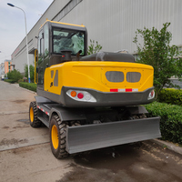 Excavatrice sur roues mobile de 6 tonnes et 7 tonnes équipée d'une lame de bulldozer pour les travaux de réparation routière et d'excavation de matériaux