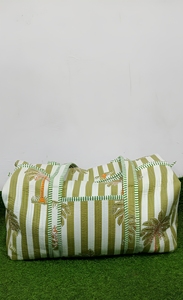 Esta elegante bolsa de lona presenta un diseño tropical refrescante con rayas verticales verdes y blancas que le dan un aspecto moderno. - Product Image 4