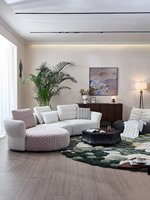 Canapé sectionnel de style italien, luxe léger, ton crème, pour villa duplex, avec patchwork de tissus floraux, chaise longue incurvée et structure en bois