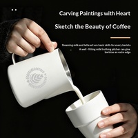 Pichet à latte en acier inoxydable de style italien avec bec verseur, surface texturée pour mousse, logo gravé au laser, design moderne et minimaliste