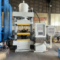 Presse de vulcanisation automatique à colonne pour la production de plaquettes de frein et de pièces automobiles, et la fabrication de pièces en caoutchouc