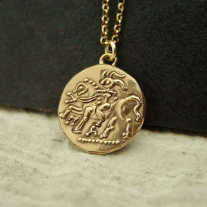 Collier en acier inoxydable avec pièce celtique Rhiannon, plaqué or 18 carats, pendentif <span class=keywords><strong>déesse</strong></span> <span class=keywords><strong>Epona</strong></span>, étanche, hypoallergénique, cadeau de bijoux - Product Image 1