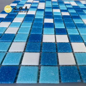 Mosaïque de <span class=keywords><strong>verre</strong></span> dépoli carrée bleue et blanche mélangée pour une utilisation décorative dans la chambre à coucher, la cuisine, la salle de bain, la piscine - Product Image 4
