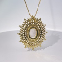 Collier pendentif médaille Vierge Marie plaqué or Tianyu Gems avec halo de pierres précieuses, bijou religieux pour femme