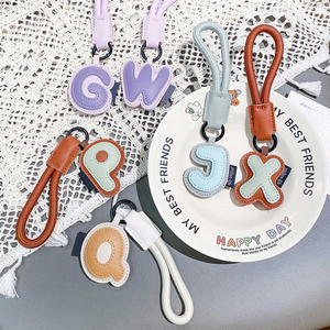 Porte-clés en cuir avec 26 lettres de l'alphabet pour femme, breloque de sac à main, cadeau pour sœur et amies - Product Image 4