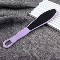 Râpe à pieds professionnelle double face en plastique avec poignée, lime à pieds portable en papier de verre personnalisée pour pédicure, élimination des callosités et peaux mortes, pour une peau lisse