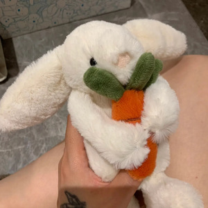 Peluche Super Douce Bonnie Bunny Tenant une Carotte, Style Britannique, Cadeau d'<span class=keywords><strong>Anniversaire</strong></span> - Product Image 4