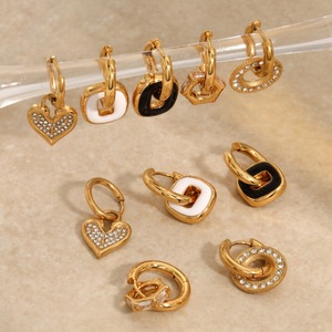 Pendientes de Aro Chapados en Oro de 18K con Incrustaciones de Diamantes de Imitación en Forma de Corazón para Uso Diario - Product Image 1