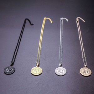 Collana con Ciondolo Circolare Islamico Placcato Oro con Design Allah e Dettagli Geometrici, Regalo Ideale per Lei e Lui, Presente Musulmano per l'Eid - Product Image 1