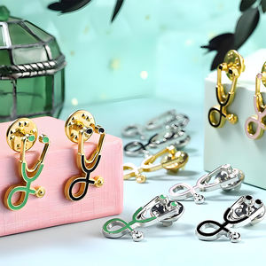Vente en gros d'épingles en métal de stéthoscope uniformes de soins de santé accessoires décoratifs émail doux époxy médical petits cadeaux chapeaux papillon - Product Image 3