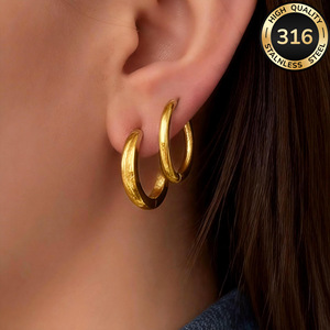 Dos pares de aretes de aro lisos de acero inoxidable para mujer, exquisitos aretes redondos en oro y plata. - Product Image 1