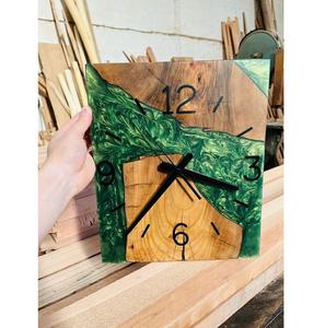 Horloge murale moderne en résine et en bois, faite à la main, durable, élégante, élégante et fonctionnelle, idéale pour le salon, la chambre à coucher - Product Image 1