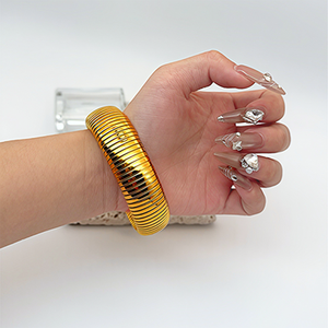 <span class=keywords><strong>Bracelet</strong></span> large classique en acier inoxydable plaqué or pour <span class=keywords><strong>femme</strong></span>, bijoux de luxe anti-ternissement, idéal pour un cadeau de Saint-Valentin - Product Image 2