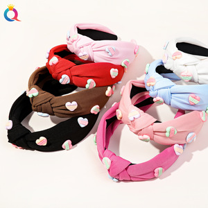 Qiyue ربطة رأس محبوكة للفتيات الجميلات مزينة بقلب من مادة الراتنج يمكن لصقه بنفسك ربطة شعر مزينة هدية لعيد الحب - Product Image 1