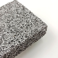 Mousse en aluminium poreuse Mousse métallique en aluminium à cellules fermées avec trous perforés