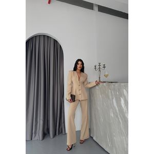 Conjunto de Chaqueta y Pantalones Formales de Diseño Beige con Detalles de Botones Metálicos, Colección de Verano - Product Image 4