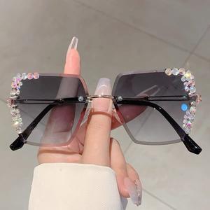 Gafas de Sol Sin Montura con Borde Recto 2024 para Mujer, Gafas de Sol de Moda para Adultos Mayores, con Cristales de Diamantes y Personalidad, Espejo Protector Solar - Product Image 3