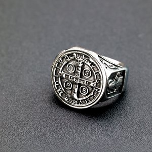 Anillo de hombre con cruz de San Benito de yunnique, joyería religiosa retro de acero inoxidable, diseño geométrico, forma redonda - Product Image 3