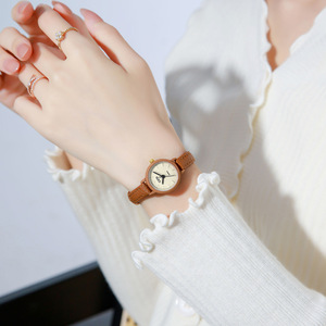 Reloj de pulsera de cuarzo minimalista para mujer, bonito reloj azul menta con correa de cuero beige y esfera blanca - Product Image 3