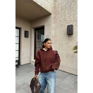 Sudadera con Capucha Marrón para Mujer con Diseño Bordado en E - Product Image 5