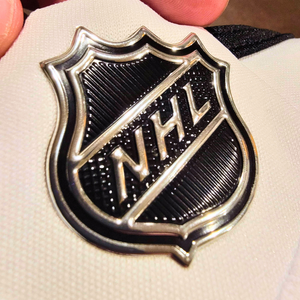 Etichette per trasferimento di calore ad alta frequenza in TPU goffratura 3D con Logo personalizzato distintivi per pressatura a caldo con finitura lucida flessibile impermeabile - Product Image 1