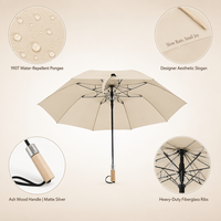Parapluie compact esthétique minimaliste à 2 plis, couleur beige fromage, manche en bois de frêne, sans PFAS, conforme REACH, cadeau personnalisé de créateur