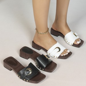 Mules en cuir véritable à bout ouvert avec boucle et clous, talon en bois, tendance estivale, sabots à enfiler pour femme, semelle intermédiaire et extérieure en bois - Product Image 1