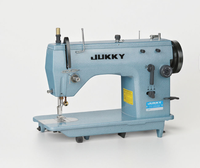 Machine à coudre industrielle professionnelle JUKKY 20U33, mécanisme zigzag, construction robuste, conçue pour la couture de tissus épais et de vêtements.