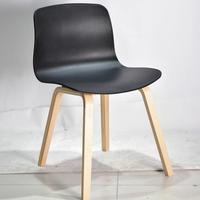 Chaise de salle à manger en plastique PP pour la maison et les restaurants, chaise ergonomique à coque avec pieds en bois de hêtre naturel pour café et bistrot