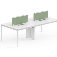 Poste de travail de bureau en cluster pour 4 personnes, table de personnel à pieds partagés avec panneaux de séparation et gestion des câbles