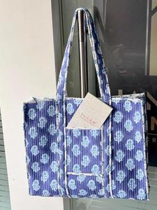 Bolso tote informal de algodón acolchado con estampado floral decorativo hecho a mano, ideal para viajes diarios y artículos esenciales. - Product Image 2