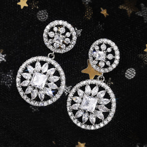 Orecchini Pendenti Lunghi con Nappine per Donne, Eleganti Orecchini Scintillanti, Gioielli Versatili alla Moda - Product Image 1