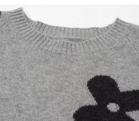 Sweater Rajut Crochet Abu-abu untuk Wanita dengan Logo Depan Bergaya Cina Berbunga Hitam