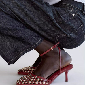 Sandales à talon aiguille confortables pour femmes, avec lanière de cheville, bout carré et empiècements découpés, ornées de clous métalliques dorés - Product Image 5