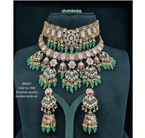 Ensemble de bijoux de mariée plaqué or Kundan 08417 avec collier, boucles d'oreilles et tikka pour femmes, pour mariage et occasions festives - Product Image 1