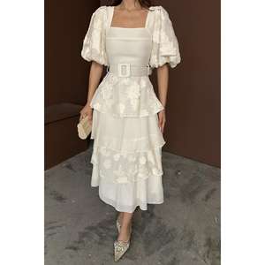 เดรสชีฟองทรงเอไลน์สีเบจสุดหรู แขนทรงบอลลูน พิมพ์ลายดอกไม้ ผ้าซีทรูหลายชั้น ชุดราตรี คอเหลี่ยม เอวทรงธรรมชาติ - Product Image 2